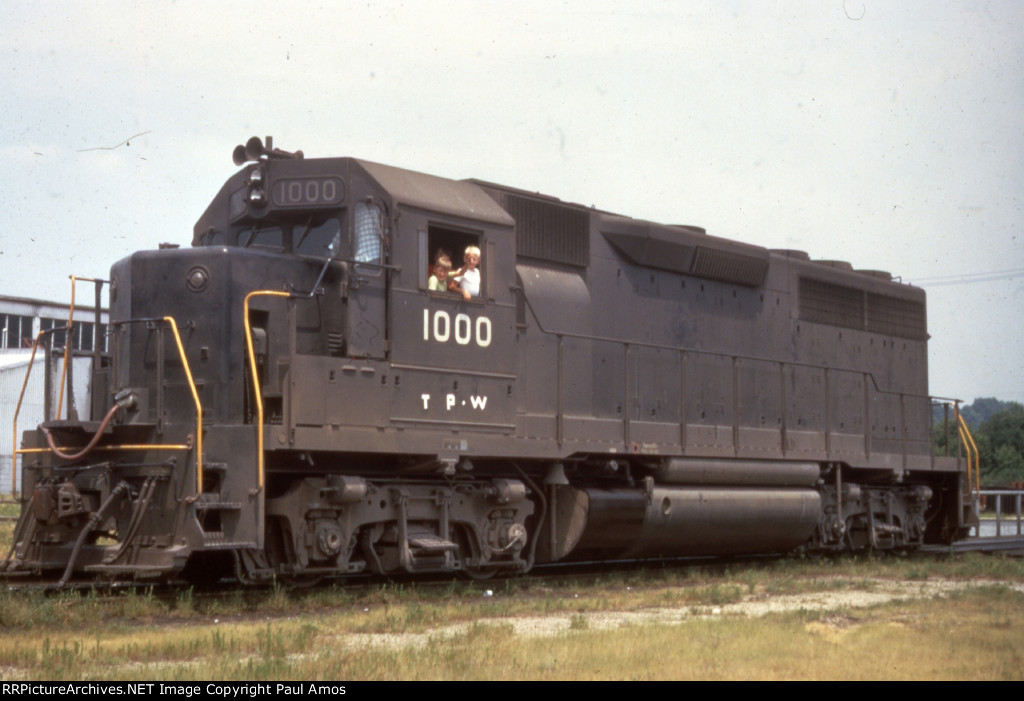 TPW 1000 x-EMD 21 One of the EMD Loaners when the early GP40s had frame issues  The 20 Loaners were: EMD 11-20 to PC 3260-3269; EMD 21 to TP&W 1000; EMD 22-26 to PC 3270-3274; and EMD 2068-2071 to CMSP&P 2068-2071